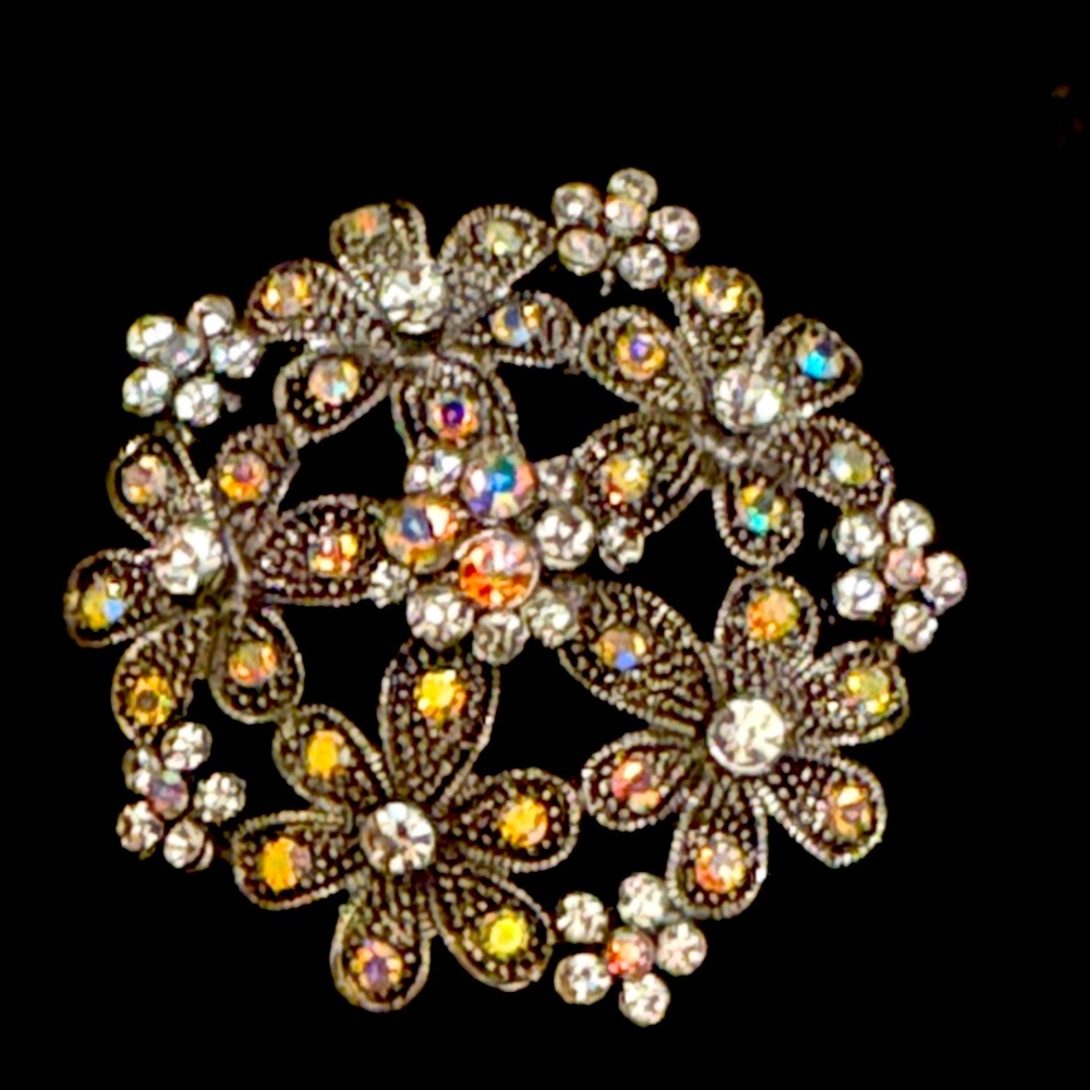 Elegant vintage Floral Crystal Brooch